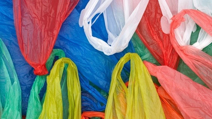Καλύτερα να αγοράζεις χρυσό παρά… πλαστικές σακούλες: Αυξάνονται οι τιμές στις πλαστικές σακούλες